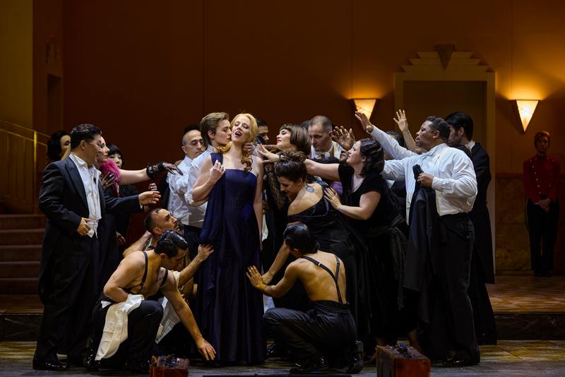 Staatstheater Nürnberg, Oper „Alcina“, Oper von Georg Friedrich Händel, Musikalische Leitung: Dorothee Oberlinger, Regie: Jens-Daniel Herzog, Premiere: 16.03.2025, Im Bild (v.l.n.r.): Corinna Scheurle, Julia Grüter, Ensemble