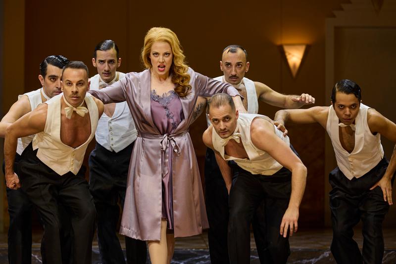 Staatstheater Nürnberg, Oper „Alcina“, Oper von Georg Friedrich Händel, Musikalische Leitung: Dorothee Oberlinger, Regie: Jens-Daniel Herzog, Premiere: 16.03.2025, Im Bild: Julia Grüter und Tanzensemble