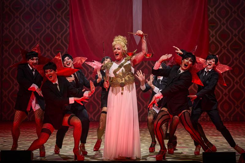 Szenenbild „La Cage aux Folles“ am Staatstheater Nürnberg