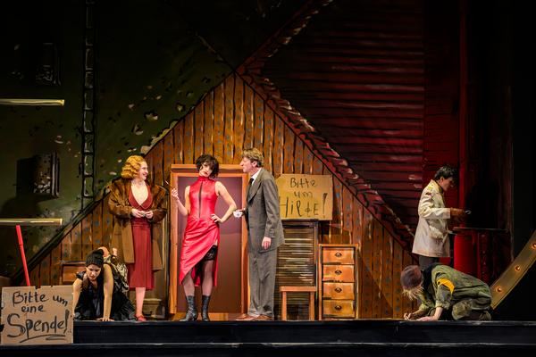 Staatstheater Nürnberg, „Die Dreigroschenoper“, Im Bild (v.l.n.r.): Lisa Mies, Corinna Scheurle, Michael von Au, Ensemble