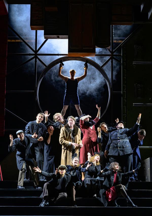 Staatstheater Nürnberg, „Die Dreigroschenoper“, im Bild (v.l.n.r.): Ensemble