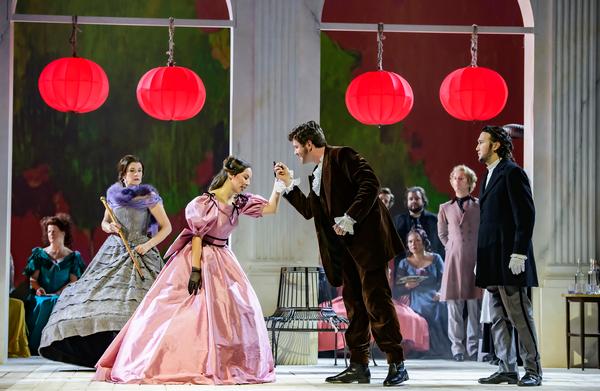 Tatjana kennt die Welt nur aus den Büchern – bis Eugen Onegin ihr den Kopf verdreht