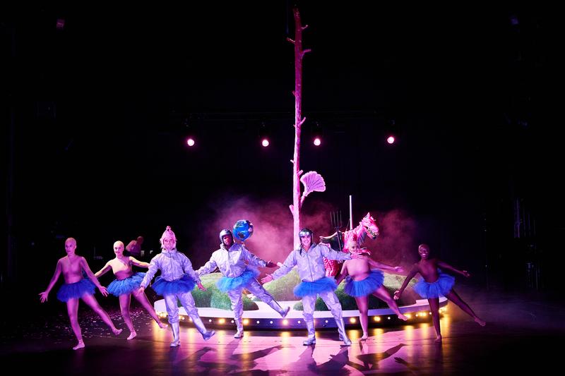 Staatstheater Nürnberg, „Die erste Liebe hält 5 Jahre – Eine politische Toy-Story“, Im Bild (v.l.n.r.): Katharina Uhland, Adeline Schebesch, Alban Mondschein, Amadeus Köhli, Justus Pfankuch, Tina Abbasi, Claudia Gyasi Nimako