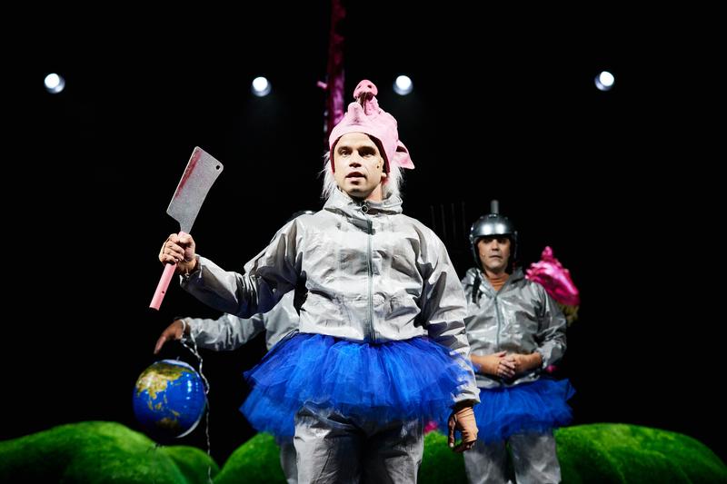 Staatstheater Nürnberg,„Die erste Liebe hält 5 Jahre – Eine politische Toy-Story“, Im Bild (v.l.n.r.): Alban Mondschein, Justus Pfankuch