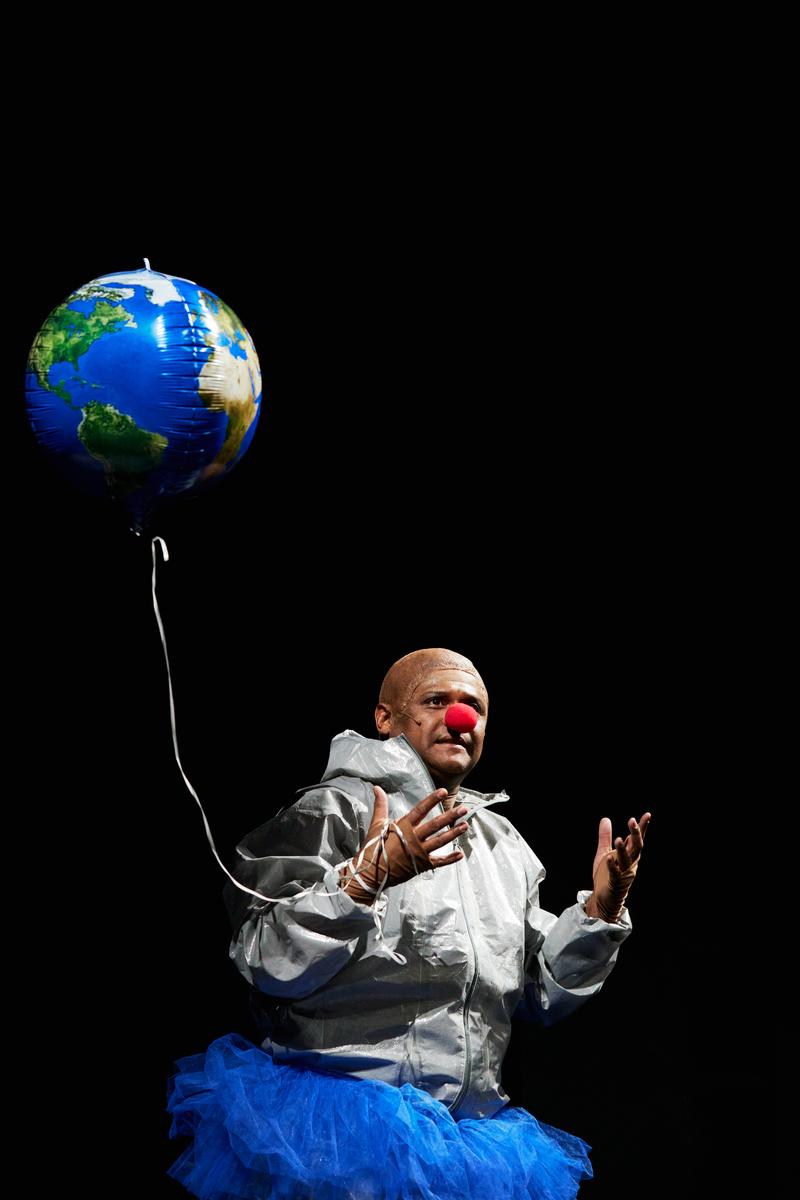 Staatstheater Nürnberg, „Die erste Liebe hält 5 Jahre – Eine politische Toy-Story“, Im Bild: Amadeus Köhli