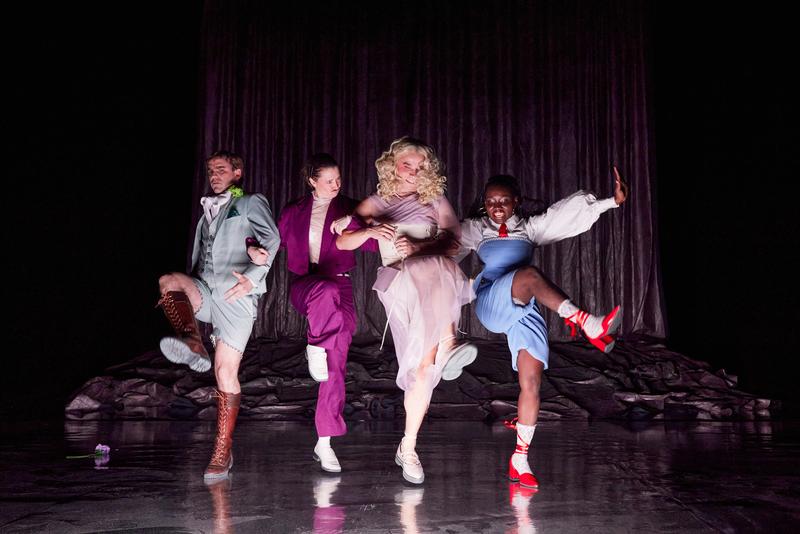 &bdquo;Bun&shy;bu&shy;ry - Fee&shy;ling Ernst&ldquo; am Staatstheater N&uuml;rnberg