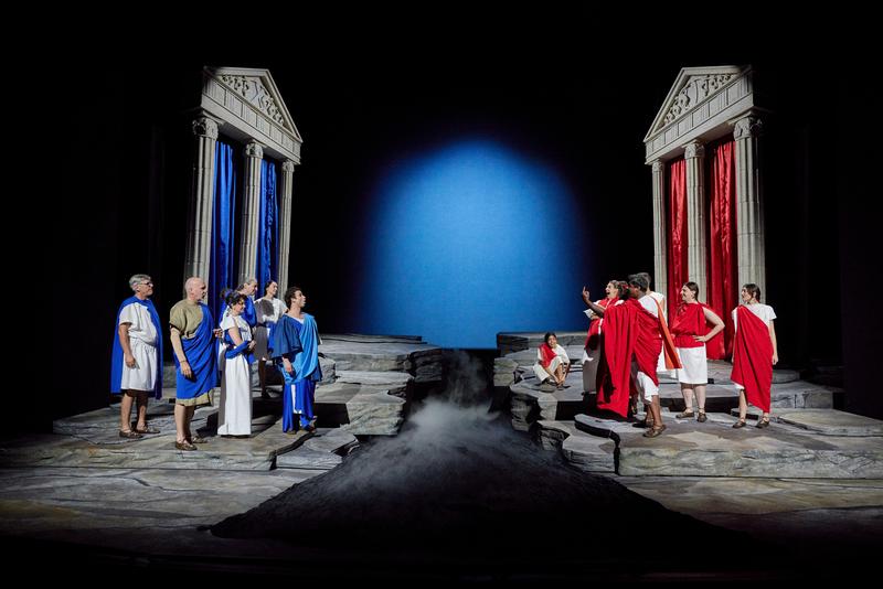 Staatstheater Nürnberg: „Die Erfindung der Schuhe", Im Bild: Ensemble und Statisterie