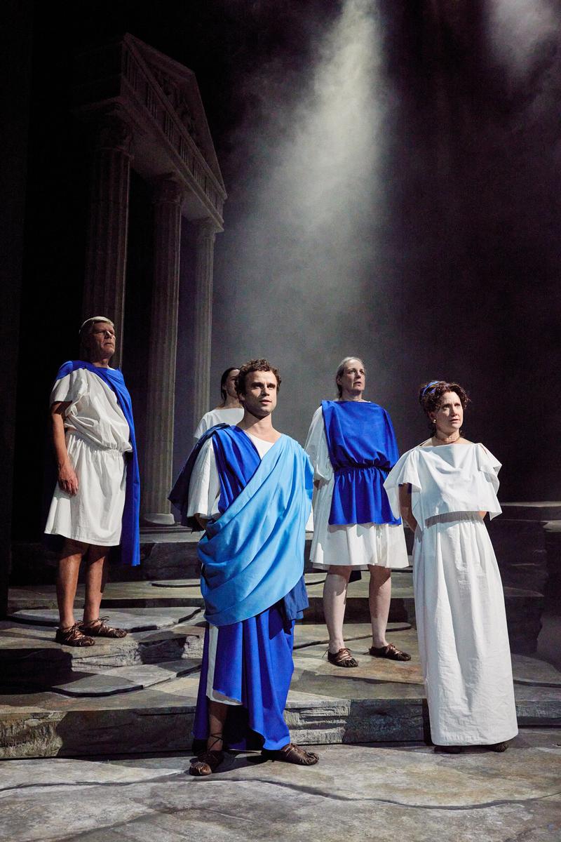 Staatstheater Nürnberg: „Die Erfindung der Schuhe", Im Bild: Ensemble und Statisterie, Im Bild (v.l.n.r.): Alban Mondschein, Kristina- Maria Peters