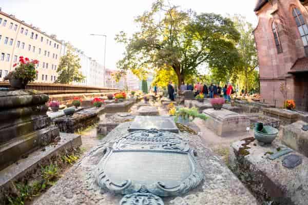 Schlosserepitaphien des Rochusfriedhofs – Glötschlosser und Meisterstücke. Der „Handwerkerfriedhof“ St. Rochus zeigt viele Epitaphien mit Geräten und Erzeugnissen der Gewerke.