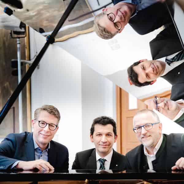 StM Blume (l.) mit Prof. Jost (M.), Vorsitzender Bayerischer Jazzverband e.V., und Dr. Kaltenhauser (r.), Pr&auml;sident Bayerischer Musikrat