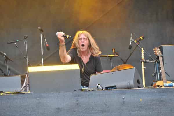 Volle Kraft voraus: Peter Harasim, Sänger der Band Ramrods, und Mitgeschäftsführer des Concertbüro Franken, auf der Bühne des Strandkorbfestivals