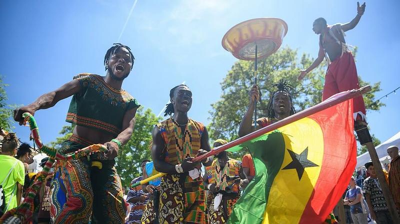Africa Festival: Straßenparade mit Stelzenläufer aus Ghana