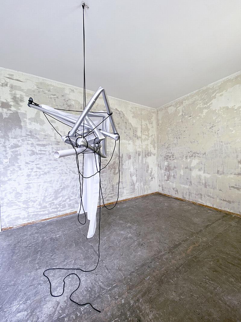 Matthias Ströckel, Earth, Wind and Fire, 2023, Fahnenmast, Flagge, Schnur, ca. 1,70 x 1 x 1 m