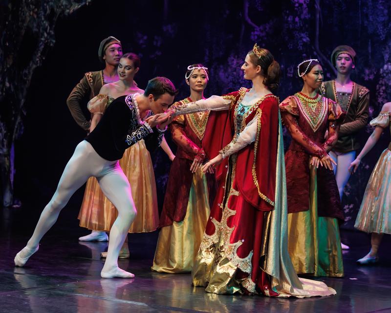 Das Crown Ballet zeigt eine einer atemberaubende Inszenierung von Schwanensee