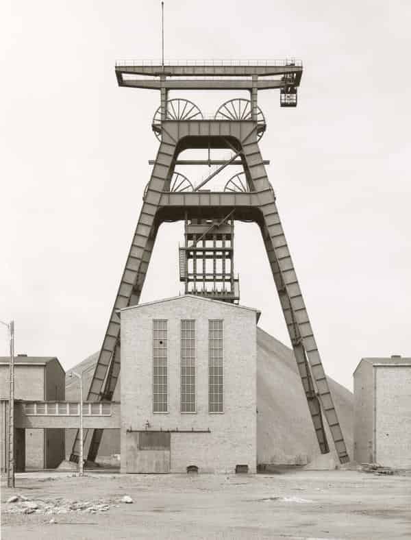 Bernd Becher und Hilla Becher: Förderturm, Fosse Noeux no. 13, Frankreich, 1972, Silbergelatineabzug, 39,5 x 30,2 cm, Münchner Stadtmuseum, Sammlung Fotografie