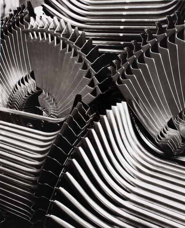 Peter Keetman: Vordere Abschlussbleche aus der Serie „Eine Woche im Volkswagenwerk Wolfsburg“, 1953, Silbergelatineabzug, 28,2 x 23,4 cm, Münchner Stadtmuseum, Sammlung Fotografie 