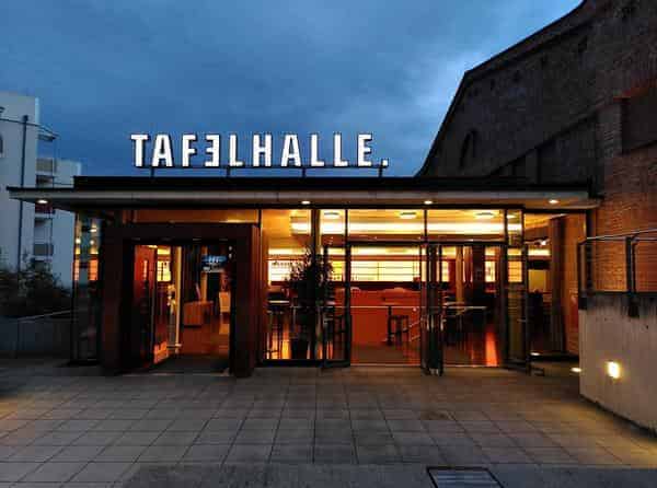 Die Tafelhalle am Abend
