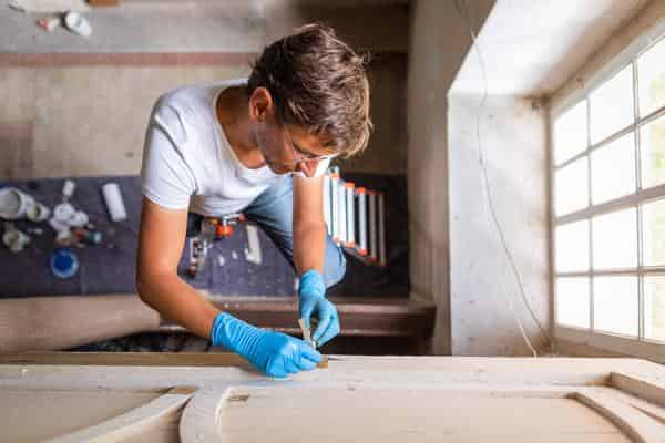 Restaurator als Ermittler in der Kirche in Dobien bei Wittenberg