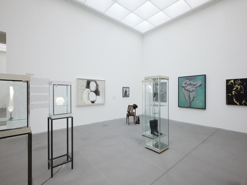 Ausstellungsansicht „Testimony. Boris Lurie & jüdische Künstlerinnen aus New York“ im NMN