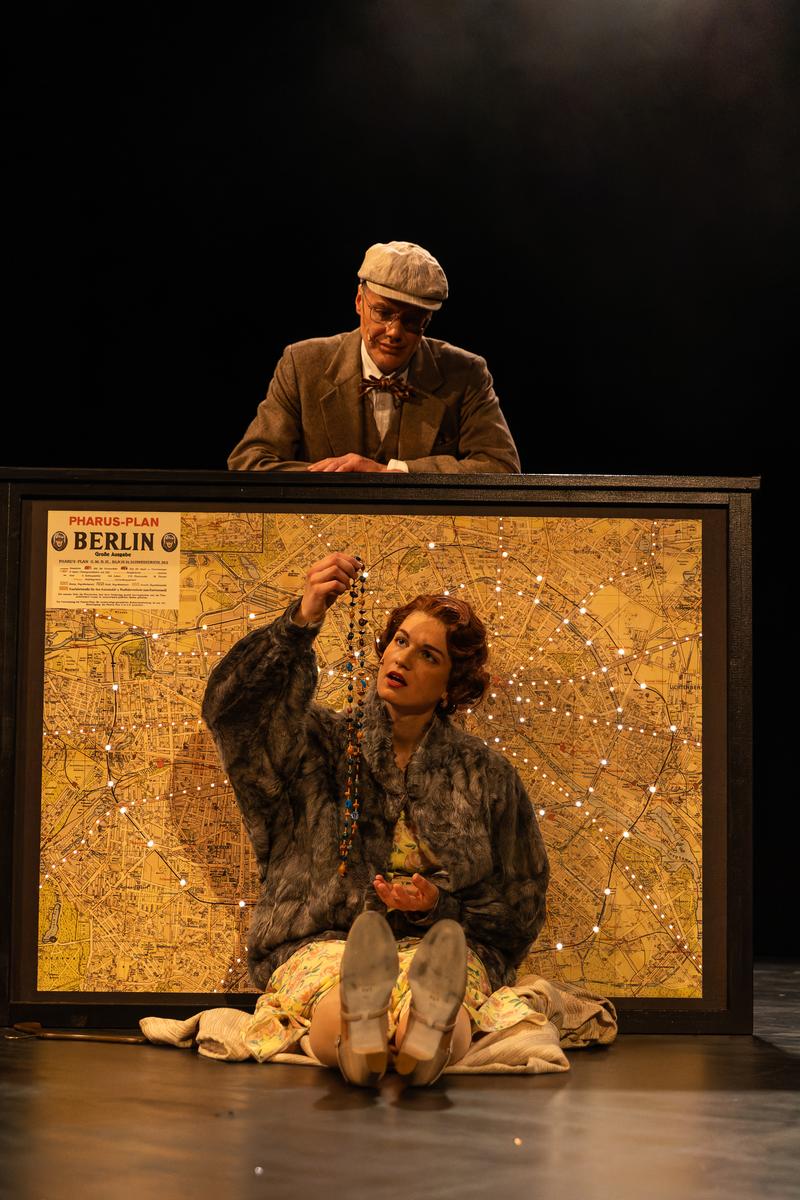 „Das kunstseidene Mädchen“ (theater für niedersachsen) wird am Theater der Stadt Schweinfurt gespielt