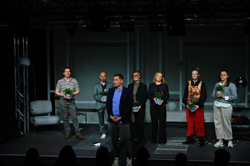 Schlussapplaus der Er&ouml;ffnungspremiere, v.li. Matias Lavall (Bernhard), Jan Besser (Dramaturg), Bartholom&auml;us Pakulski (Schauspielleiter, Regie), Theresa Rohrberg (B&uuml;hne und Kost&uuml;me), Beatrice Boca (Tod), Pia von der Assen (Bernhards Nachbarin)