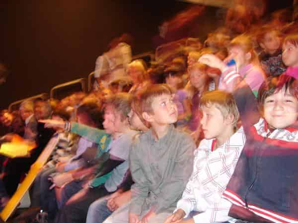 Gespannte Zuschauer im Theater Mummpitz