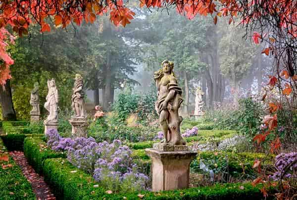 Statuen der vier Jahreszeiten im Rothenburger Burggarten
