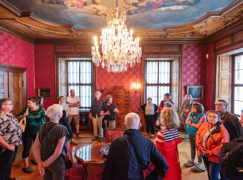Besuchende können bei Führungen das Schloss Molsdorf entdecken