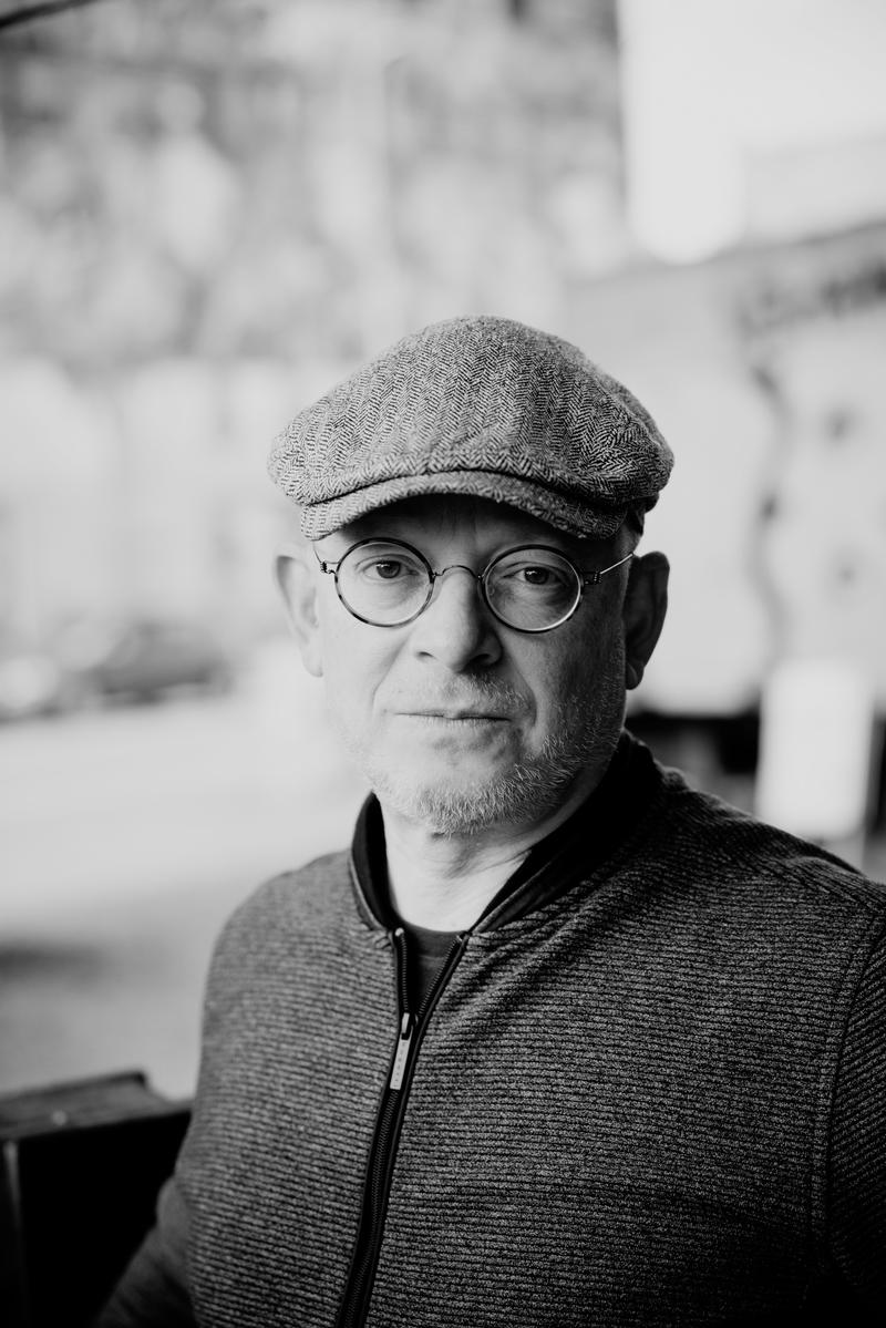 Timur Vermes liest in Fürth aus „Briefe von morgen, die wir gern gestern schon gelesen hätten“