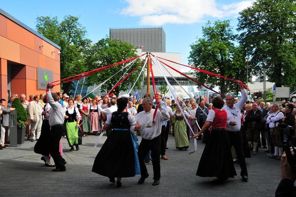 Tag der Franken 2016: Vor der Freiheitshalle in Hof wurden die Gäste des Festaktes stimmungsvoll begrüßt