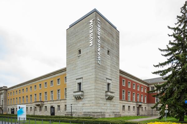 Turm des ehemaligen Gauforums am Museum Zwangsarbeit 