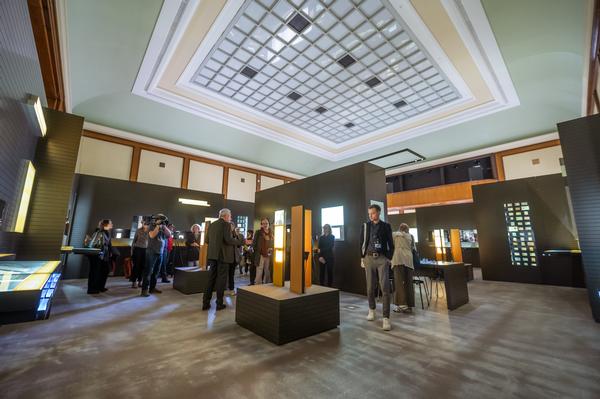 Besucher an Hörstation in der Ausstellung