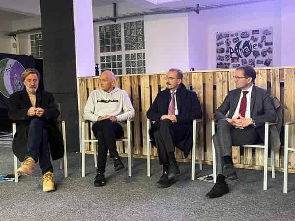 Hausherr Hans-Peter Lengsch, Veranstalter Wolfgang Heyder, Hans-Herbert Hartan (2. Bürgermeister Stadt Coburg) und 