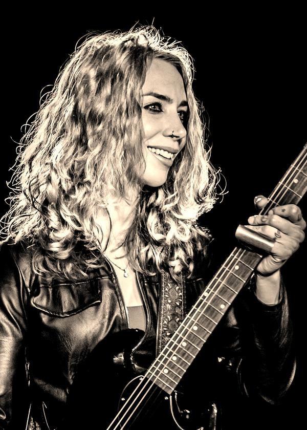 Vanja Sky besticht mit einer Mischung aus modernem Electric-Blues und klassischem Rock´n´Roll