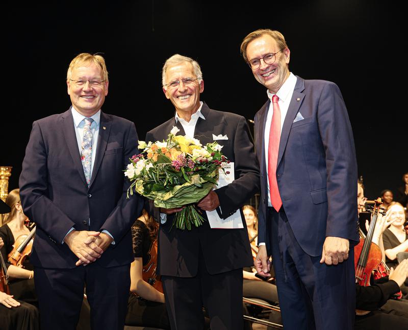 Johannes Schmalzl, Vorsitzender des Vorstands der Stiftung Würth, Preisträger Nicolás Pasquet und Johannes Freyer, Präsident der Jeunesses Musicales Deutschland