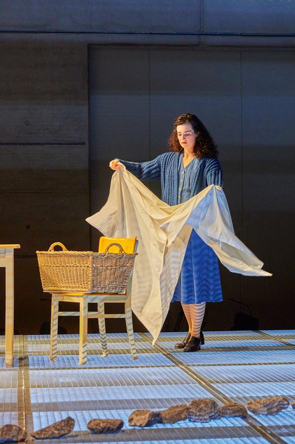 Vero Miller in der Rolle der Anna