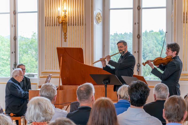 Am 15. Juni bietet der Bayreuther Altmeister Viktor Lukas mit Freunden einige Werke der Bach-Söhne im Schloss Fantaisie dar
