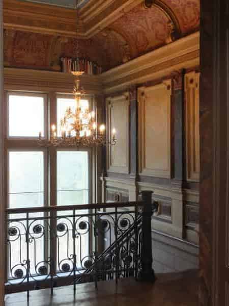 Treppenhaus der Villa Dessauer mit einer Bücherinstallation von Albert Coers anlässlich der Ausstellung des Kunstvereins "sagen und zeigen", 2015