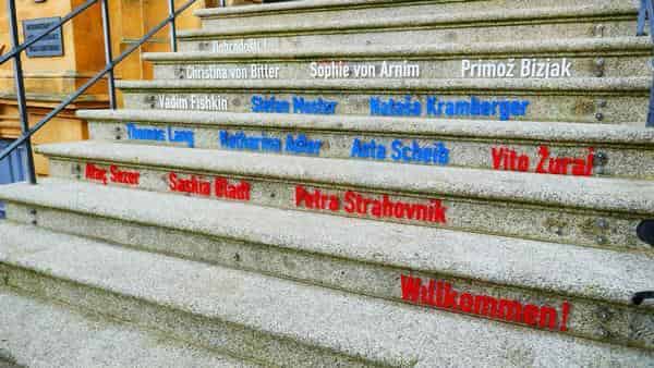 Treppenstufen der Villa Concordia mit den Namen der neuen Künstlerhausbewohner