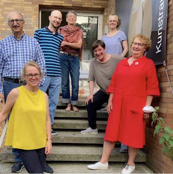 Der Vorstand des Kunstvereins im Sommer 2021 vor dem Kesselhaus (im Uhrzeigersinn): Maren Jensen, Karlheinz Erbe, Jürgen Wilhelm, Rosa Brunner, Notburga Karl, Judith Weingart, Barbara Kahle