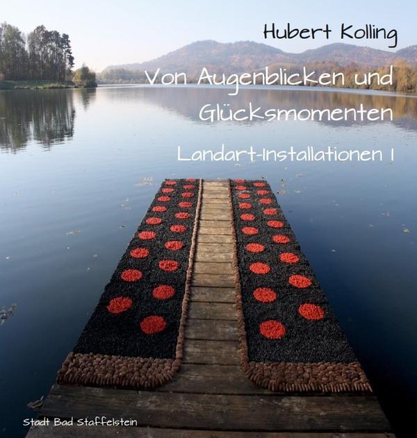 Buchcover Hubert Kolling: Von Augenblicken und Glücksmomenten (530 x 225 cm, Basaltsplitt, Lerchenzapfen, Früchte vom Hahnendorn, Wasser)
