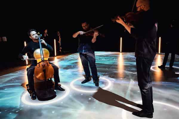 Orchester im Treppenhaus mit Circling Realities 
