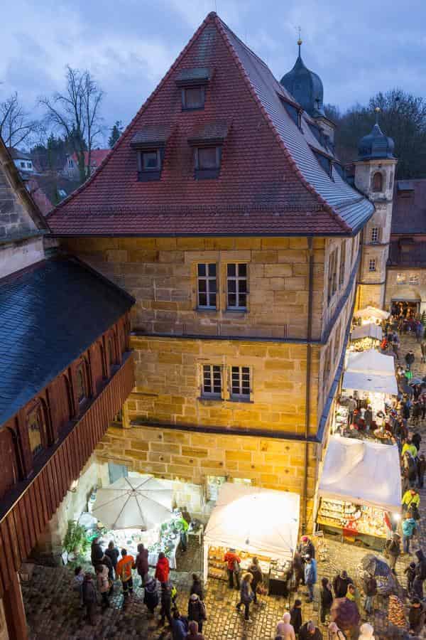 Blick aus der Kemenate in den oberen Schlosshof
