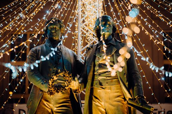Das Goethe-Schiller-Denkmal erleuchtet bei der Weimarer Weihnacht in weihnachtlichem Glanz