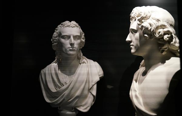 Inszenierung der Büsten von Goethe (Tieck) und Schiller (Dannecker) im Goethe-Nationalmuseum