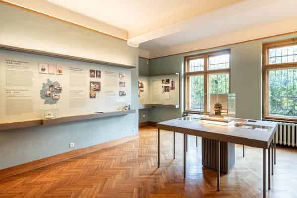 Ausstellungsraum mit Schreibkugel im Nietzsche-Archiv