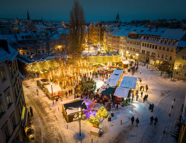 Der festlich geschmückte Frauenplan vor Goethes Wohnhaus wird bei der Weimarer Weihnacht einbezogen