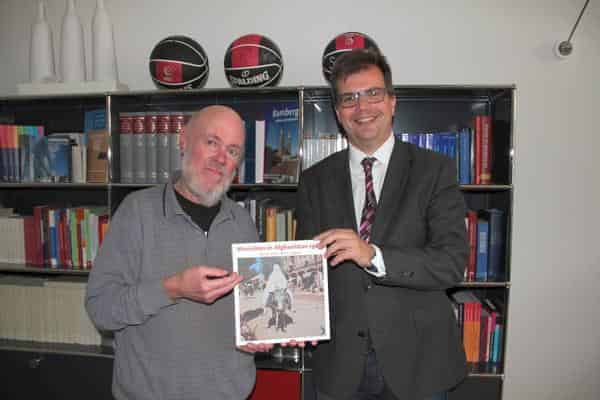 Werner Kohn überreicht 2018 Dr. Christan Lange einen Bildband