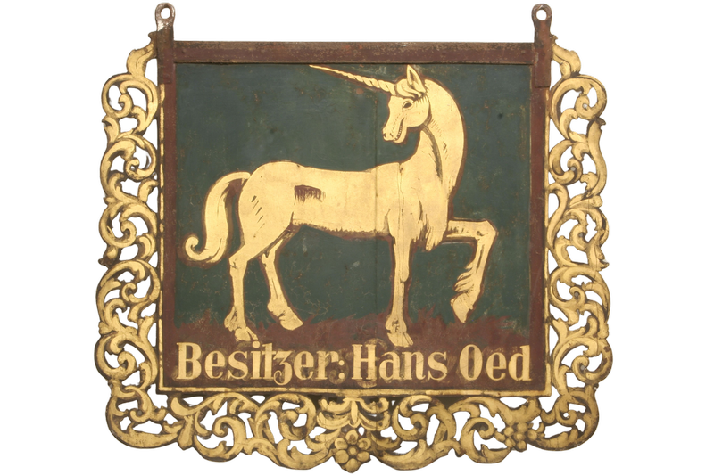 Wirtshausschild des Gasthauses Zum Goldenen Einhorn, um 1900
