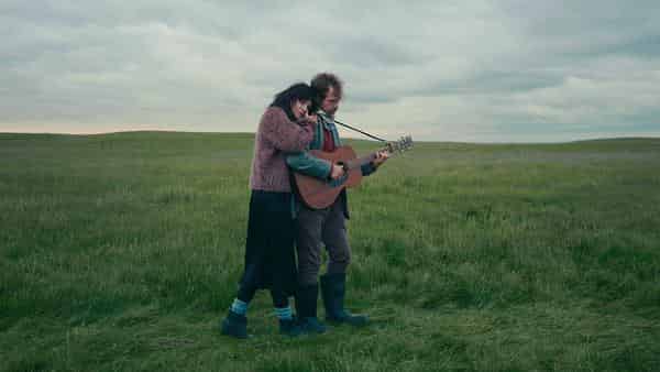 Ragnar Kjartansson, Death is Elsewhere, 2019, Sieben-Kanal-Video, 77 Min.